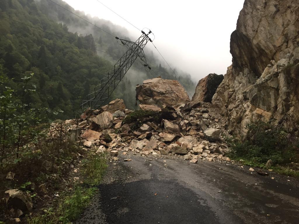 Espiye-Ericek Köyü Karayolunda heyelan oluştu